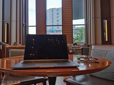 自媒体 打字 上网 (图片版权所属:宁推网)