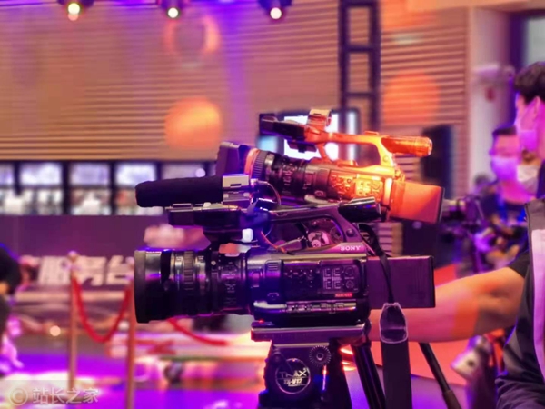 直播 摄影 短视频 (图片版权所属:宁推网)